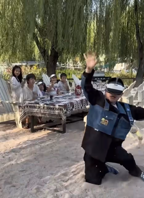 杜江一家久違現身,霍思燕略微發福,嗯哼親妹妹疑現身,長得超像哥哥