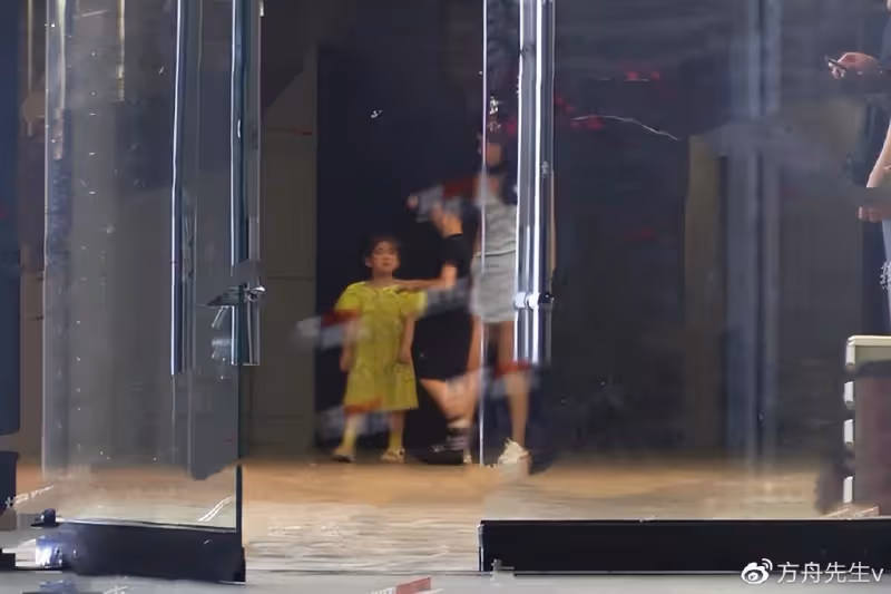 杜江一家久違現身,霍思燕略微發福,嗯哼親妹妹疑現身,長得超像哥哥