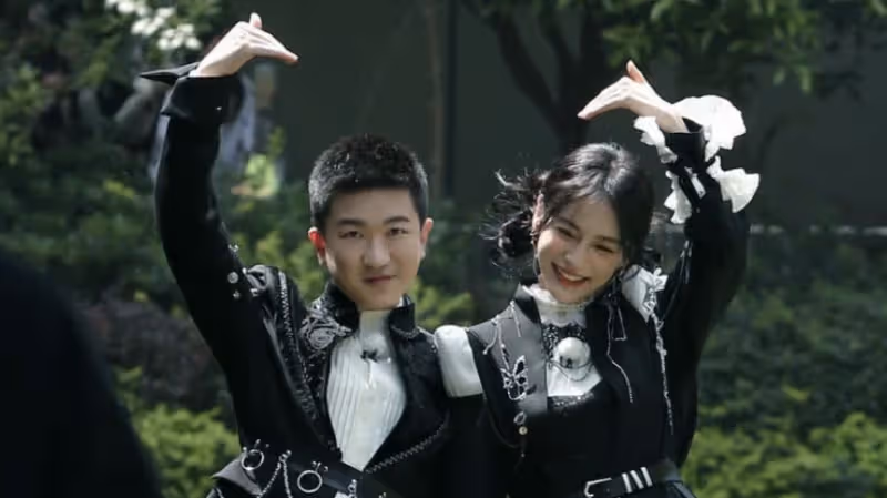 《奔跑吧》路透曝光，baby和男閨蜜張大大開心比心，不受前夫合照影響