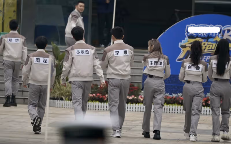 《奔跑吧》路透曝光,baby和男閨蜜張大大開心比心,不受前夫合照影響