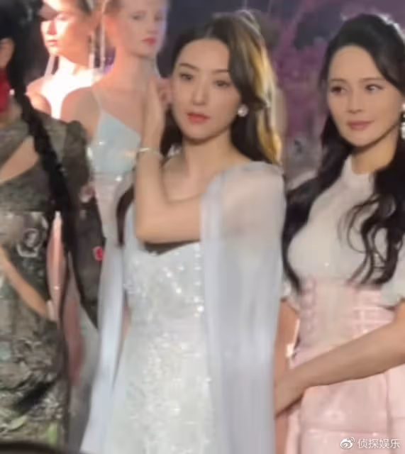 55歲伊能靜活動生圖,皮膚身材被贊少女,與小20歲方媛同框不遜色