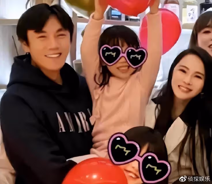 55歲伊能靜活動生圖,皮膚身材被贊少女,與小20歲方媛同框不遜色