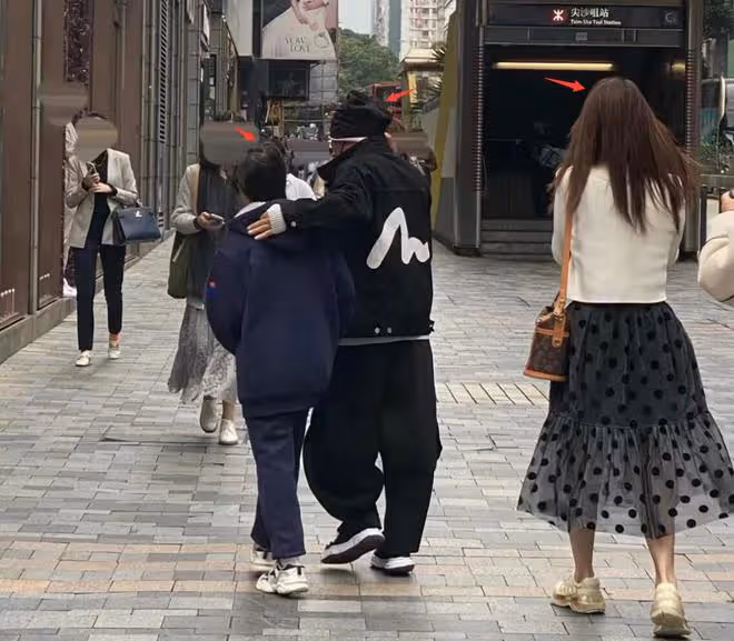王寶強摟兒子現身香港，王子豪長相清秀身材高挑，馮清為他們拍照