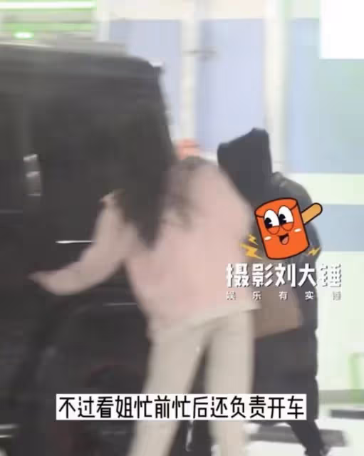 王寶強摟兒子現身香港，王子豪長相清秀身材高挑，馮清為他們拍照
