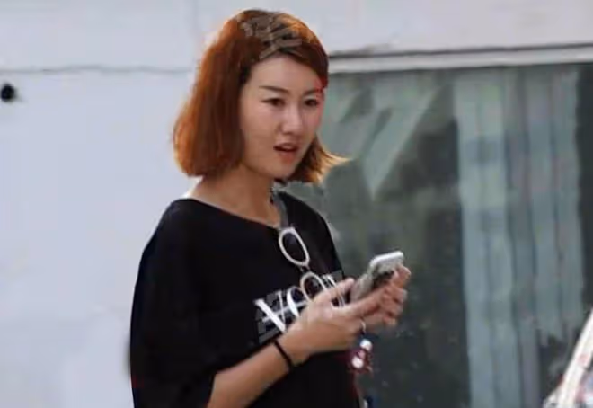 王寶強摟兒子現身香港，王子豪長相清秀身材高挑，馮清為他們拍照