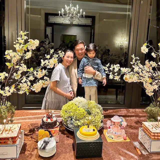 恭喜!TVB「百億豪門少奶」女星宣布再有喜!老公年長25歲!與同齡繼女相處融洽