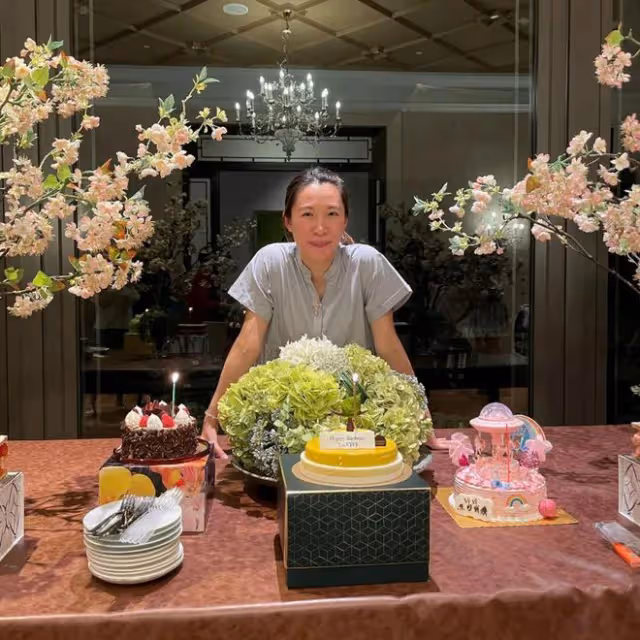恭喜!TVB「百億豪門少奶」女星宣布再有喜!老公年長25歲!與同齡繼女相處融洽