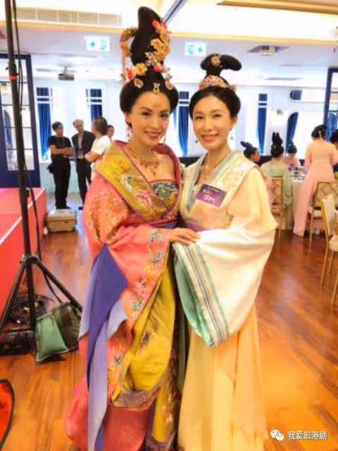 恭喜!TVB「百億豪門少奶」女星宣布再有喜!老公年長25歲!與同齡繼女相處融洽