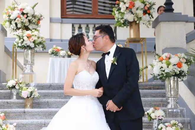 恭喜!TVB「百億豪門少奶」女星宣布再有喜!老公年長25歲!與同齡繼女相處融洽