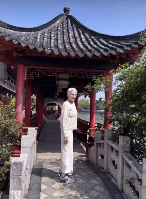 世界首富馬斯克74歲媽媽游湖州,在影視城昂首闊步,精神抖擻