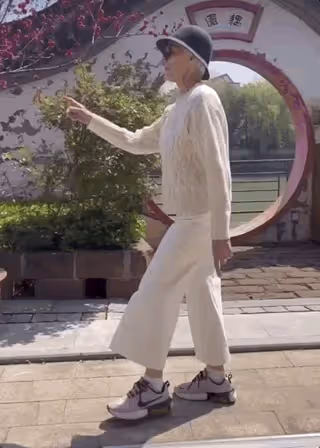 世界首富馬斯克74歲媽媽游湖州,在影視城昂首闊步,精神抖擻
