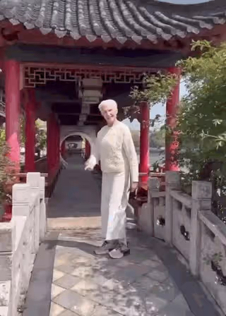 世界首富馬斯克74歲媽媽游湖州,在影視城昂首闊步,精神抖擻