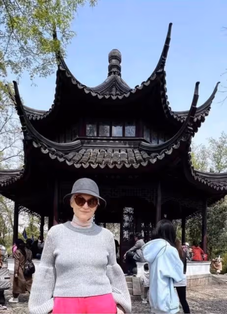 世界首富馬斯克74歲媽媽游湖州,在影視城昂首闊步,精神抖擻