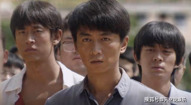 《人生之路》高加林棄文從商，成富豪的他給全村人買禮物