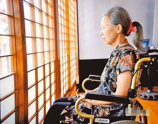 婆婆退休金1萬8！每個月還不夠用「偷偷跟老公要錢」　她走後「一分沒留下」錢的去向讓我慚愧