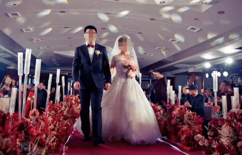 娶小我16歲的老婆，婚禮上聽到岳母的話，我取消了婚禮！