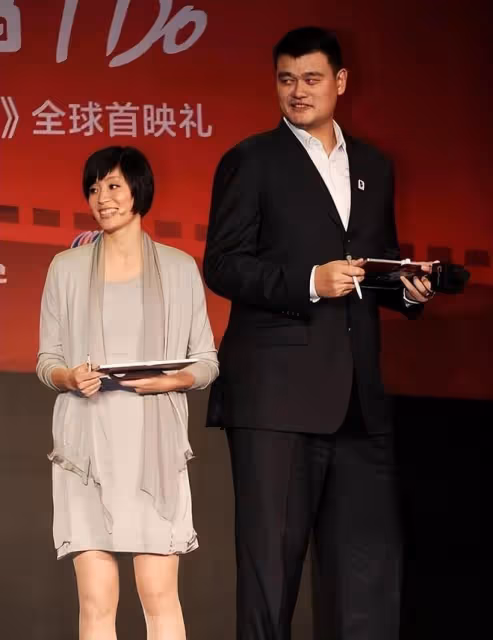 姚明42歲妻子風韻猶存，女神魅力不減，13歲女兒已經1米9！