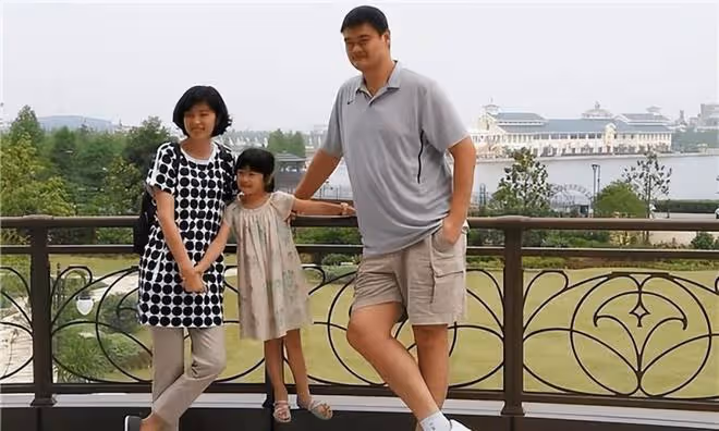 姚明42歲妻子風韻猶存，女神魅力不減，13歲女兒已經1米9！