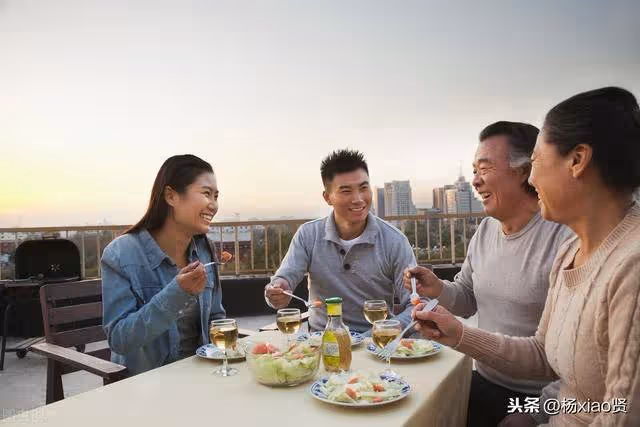初次去女友家！準岳母吃飯時「為我夾了3次菜」 他才驚覺「這女孩不能娶」：是我高攀了...