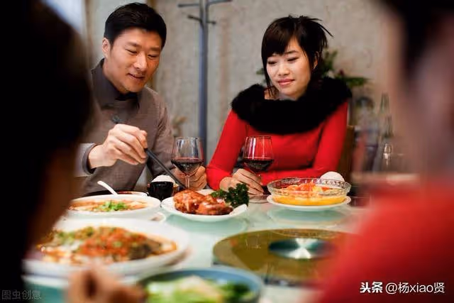 初次去女友家！準岳母吃飯時「為我夾了3次菜」 他才驚覺「這女孩不能娶」：是我高攀了...