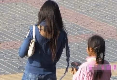 女兒走失兩年路上認出媽媽，媽媽卻拒絕相認！網友：「做得對」！