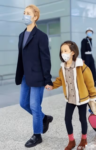 孫莉衣品一言難盡，土味牛仔配奶茶色馬尾，妥妥精神小妹進廠子！