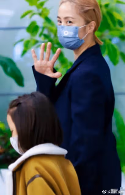 孫莉衣品一言難盡，土味牛仔配奶茶色馬尾，妥妥精神小妹進廠子！