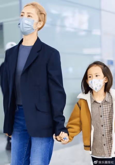 孫莉衣品一言難盡，土味牛仔配奶茶色馬尾，妥妥精神小妹進廠子！