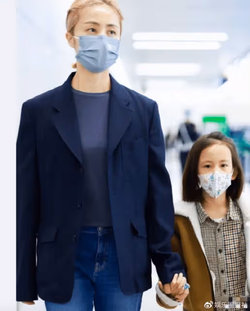 孫莉衣品一言難盡，土味牛仔配奶茶色馬尾，妥妥精神小妹進廠子！