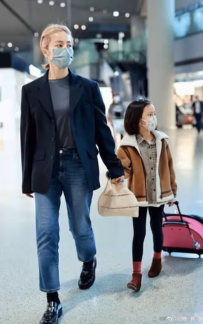 孫莉衣品一言難盡，土味牛仔配奶茶色馬尾，妥妥精神小妹進廠子！