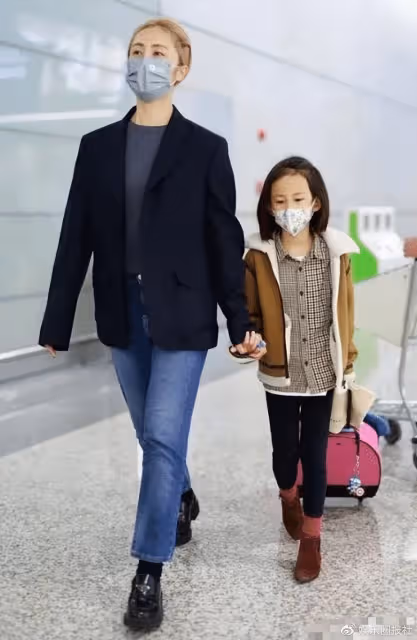 孫莉衣品一言難盡，土味牛仔配奶茶色馬尾，妥妥精神小妹進廠子！