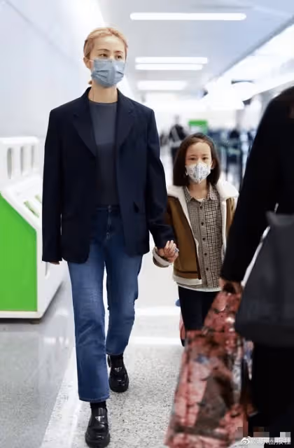 孫莉衣品一言難盡，土味牛仔配奶茶色馬尾，妥妥精神小妹進廠子！