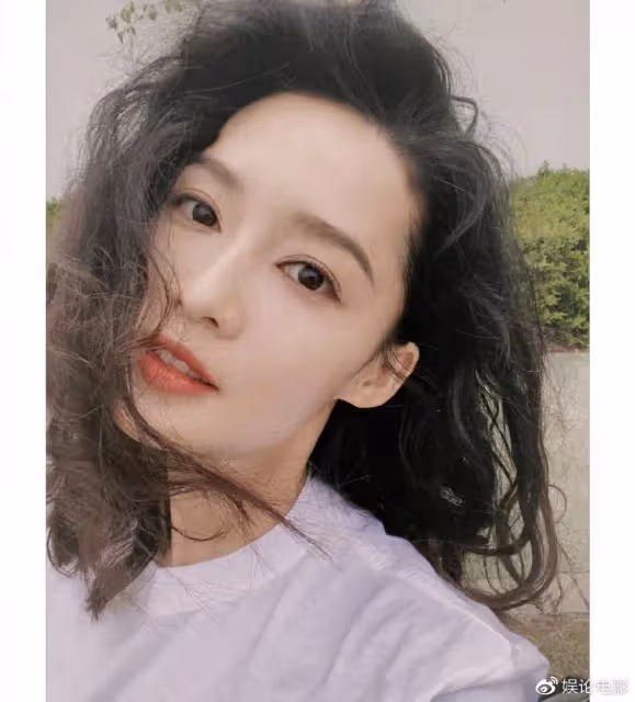 《人生之路》收視率奪冠，李沁誇獎陳曉的表演自然，李沁扮丑值得