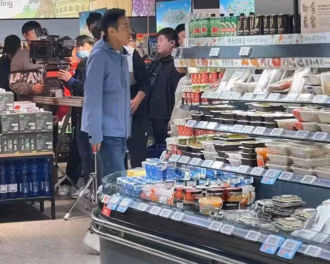 51歲於和偉逛超市被偶遇，病癒後精神奕奕狀態好，打扮時髦似小伙