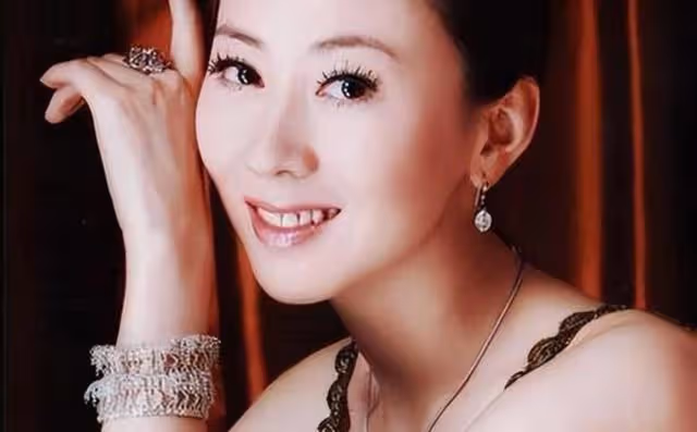 湯加麗：因「人體模特」和丈夫離婚，被父親冷戰，今46歲孤身一人