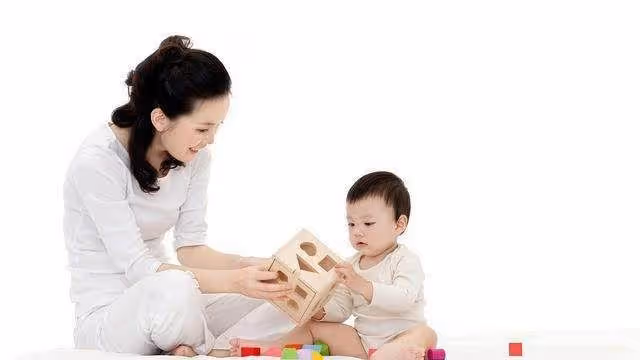 她在孤兒院找到失蹤的兒子 竟又來一個媽 兩個媽手牽手 淚流滿面