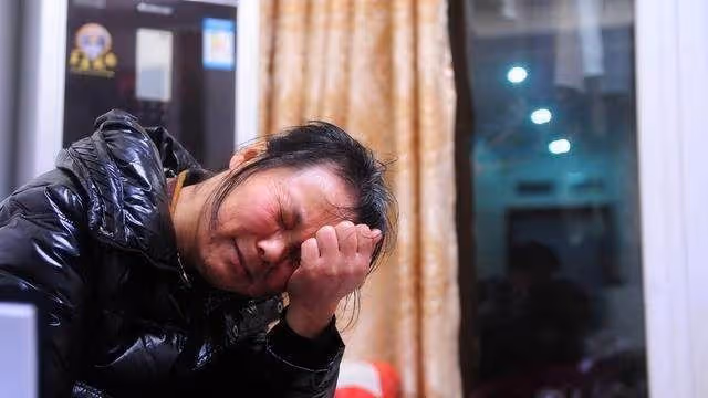 她在孤兒院找到失蹤的兒子 竟又來一個媽 兩個媽手牽手 淚流滿面