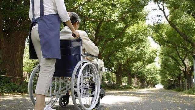 向女兒要錢治病 女婿不給 女兒扔給她一袋紅棗 她打開一看樂了