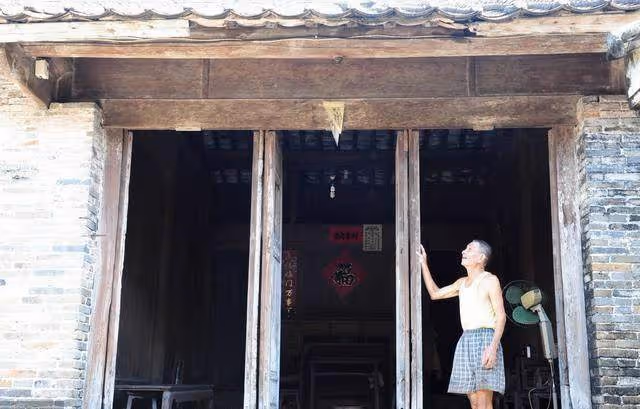 住進一間老屋 門頭上掉下一個物件 竟讓他奪回祖上被侵吞的財產