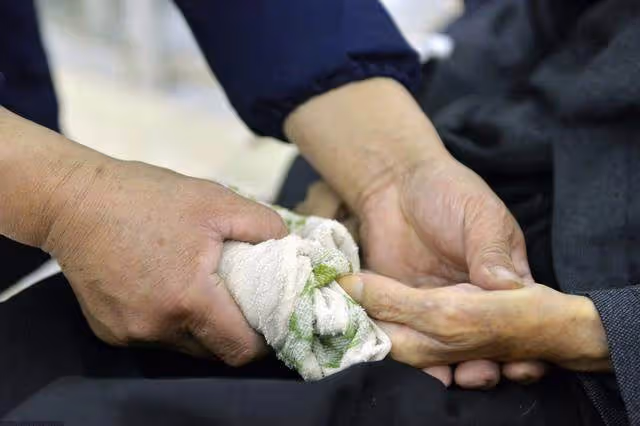 出生就被丟棄 繼承養父母巨額遺產 親生父母讓我養老 我一毛不拔