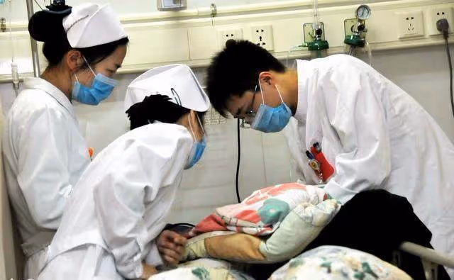 繼母給我帶孩子 老婆百般刁難 三年後繼母做一事 老婆跪地喊媽