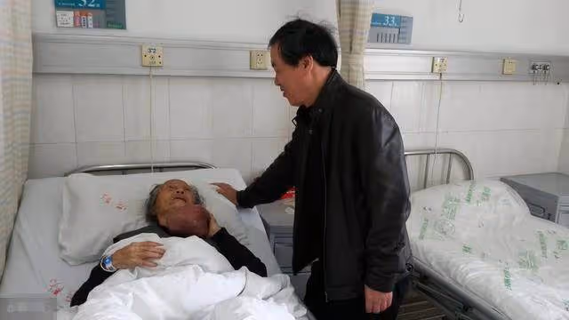 善心幫助老人拆洗被褥 卻被他侄子索要三千元 老人半夜送錢道歉