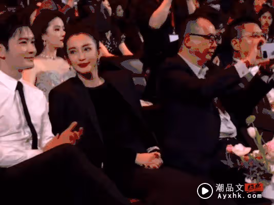 最瘋導播!黃曉明致辭 直拍Angelababy、楊冪台下「咬耳朵」