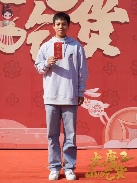 曝知名導演帶人群毆統籌，受害者滿身血多處挫傷，被威脅報警沒用