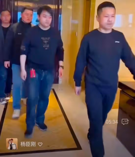 44歲楊臣剛變化大老太多,現場收4個徒弟,跪地磕響頭引熱議