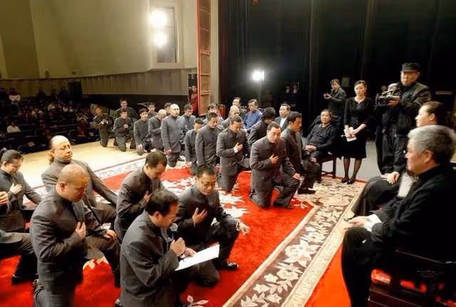 44歲楊臣剛變化大老太多,現場收4個徒弟,跪地磕響頭引熱議