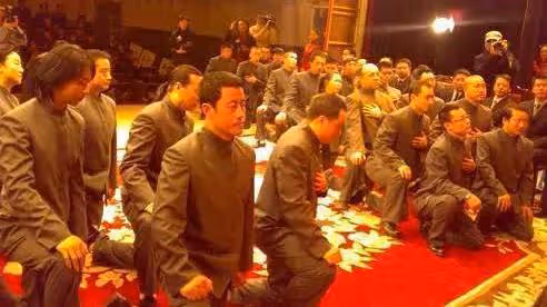 44歲楊臣剛變化大老太多,現場收4個徒弟,跪地磕響頭引熱議