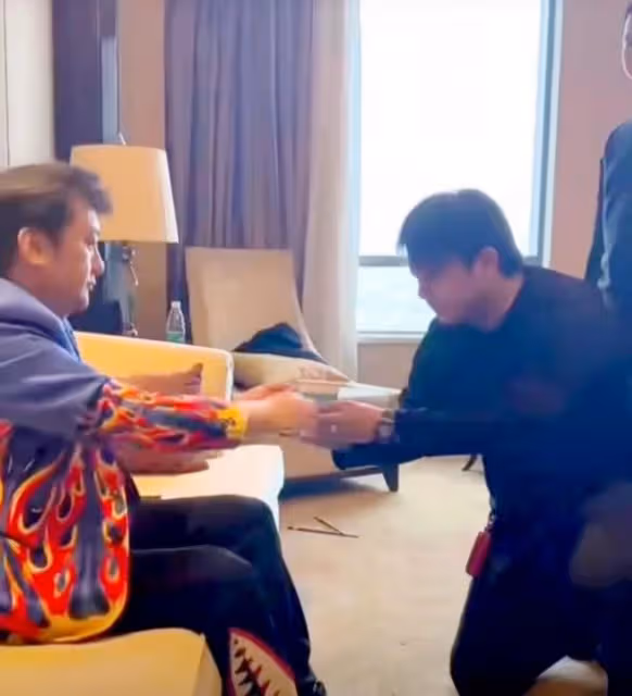 44歲楊臣剛變化大老太多,現場收4個徒弟,跪地磕響頭引熱議