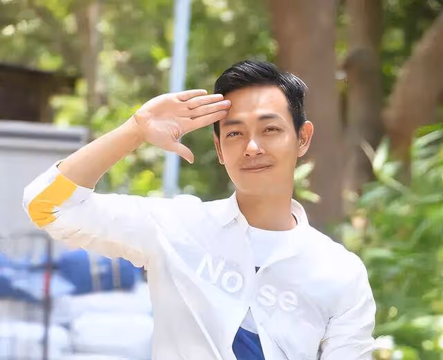 TVB小生過生日乾媽送豪車當禮物,車內星空頂價值20萬