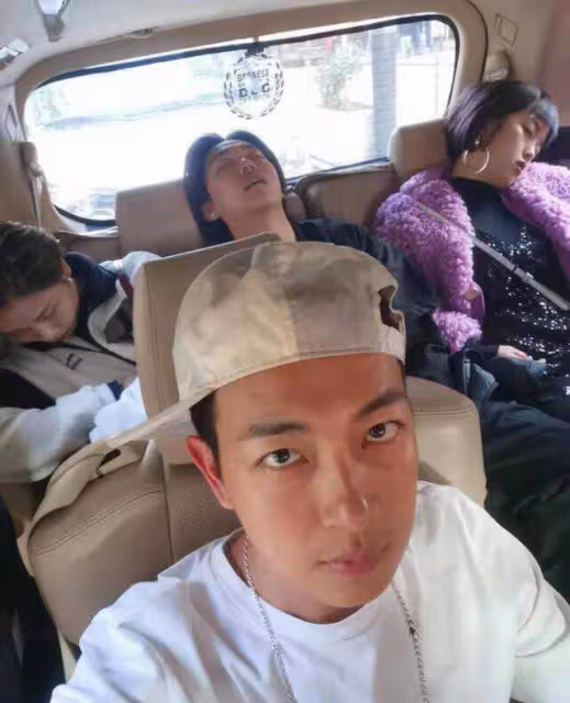 TVB小生過生日乾媽送豪車當禮物,車內星空頂價值20萬